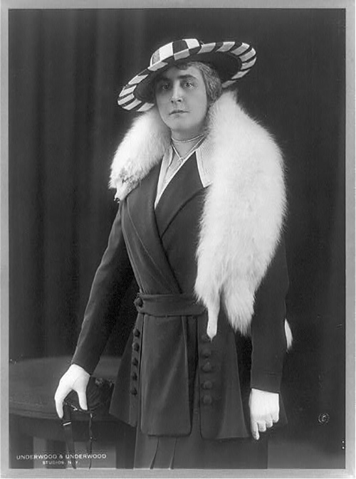 Myndin sýnir Anne Morgan með refaskinn um herðarnar. Hún er með hanska og hatt og klæðist jakka og pilsi.