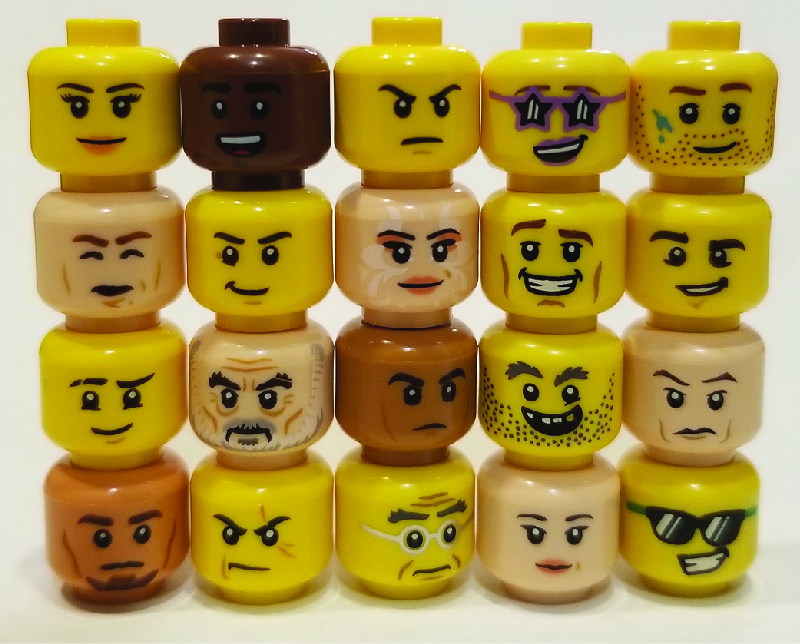 Myndin sýnir höfuð á LEGO-fígúrum í fimm stöflum með fjórum höfðum í hverjum. Andlitin sýna margvísleg svipbrigði.