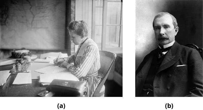 Á mynd a situr Ida Tarbell við skrifborð og skrifar með penna. Mynd b sýnir John D. Rockefeller.