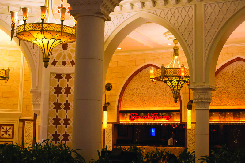 Myndin sýnir veitingastað Cheesecake Factory inni í verslunarmiðstöð í Dúbaí.