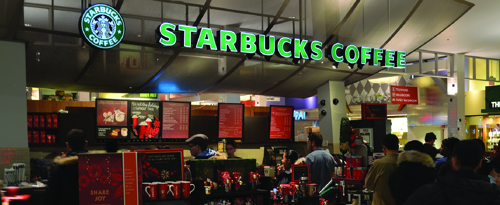 Myndin sýnir Starbucks-kaffihús að innan.