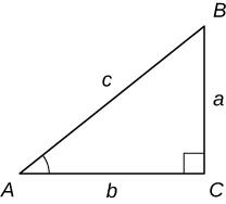 Mynd af þríhyrningi. Hornpunktar þríhyrningsins eru merktir „A“, „B“ og „C“. Milli hornpunktanna A og C er hliðin b. Milli hornpunktanna C og B er hliðin a. Milli hornpunktanna B og A er hliðin c. Hornið við C er merkt með tákni fyrir rétt horn. Hornið við A er merkt með horntákni.