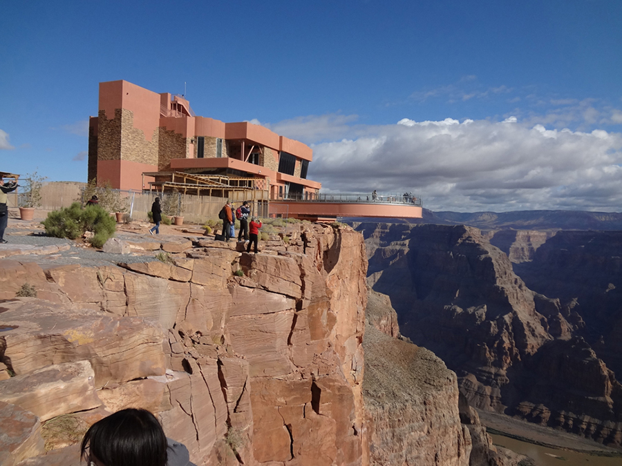 Á þessari mynd sést Grand Canyon Skywalk. Mannvirkið stendur á gljúfurbrúninni og frá því gengur göngupallur út yfir gljúfrið.
