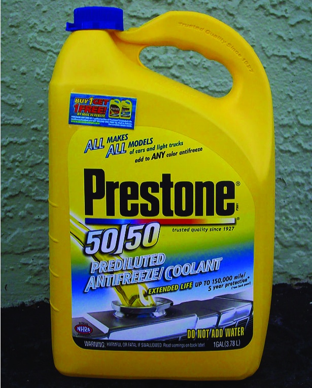 Þetta er ljósmynd af gulri plastkönnu sem tekur 1 gallon af Preston 50/50 Prediluted Antifreeze/Coolant.