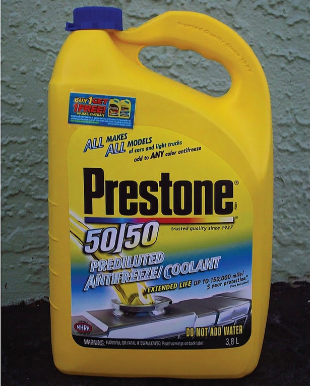 Ljósmynd af gulri 3,8 L plastkönnu með forblönduðum Preston 50/50 frostlegi og kælivökva.