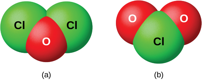 Tvö rýmislíkön eru sýnd og merkt „a“ og „b“. Líkan a sýnir rauða frumeind merkta „O“ sem er tengd tveimur grænum frumeindum merktum „Cl“ í v-lögun. Líkan b sýnir græna frumeind merkta „Cl“ sem er tengd tveimur rauðum frumeindum merktum „O“ í v-lögun.