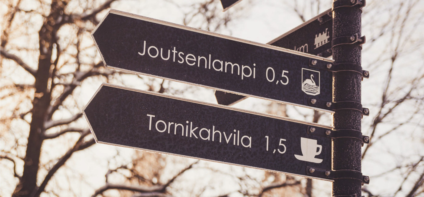 Vegskilti með finnskum texta: Joutsenlampi 0,5; Tornikahavila 1,5.