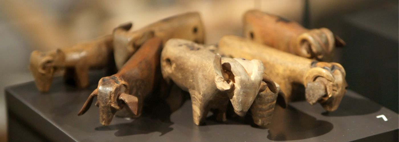 Talningarstafir úr tré, mótaðir eins og kindur, eru til sýnis á safni.