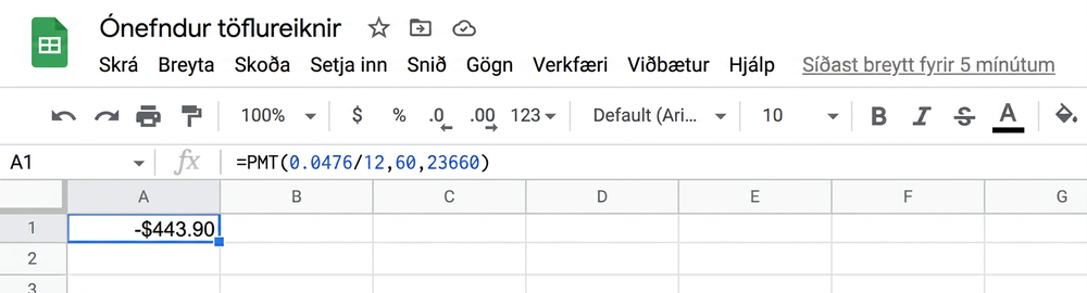 Skjámynd af Google Sheets. Formúlureiturinn sýnir =PMT(0.0476/12,60,23660) og reitur A1 niðurstöðuna −$443.90, það er 443,90 dollara greiðslu úr reikningi.