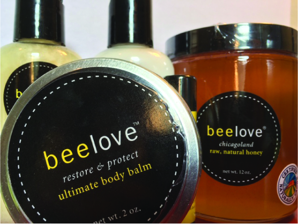 Ljósmynd af líkamssmyrsli og hráu, náttúrulegu hunangi frá Bee Love.