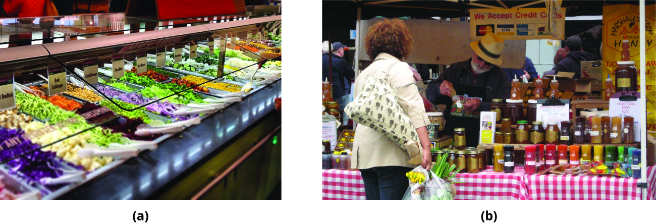 Ljósmynd a sýnir salatbar í matvöruverslun. Ljósmynd b sýnir viðskiptavin skoða vörur á markaðsbás bónda en seljandi stendur handan borðsins.