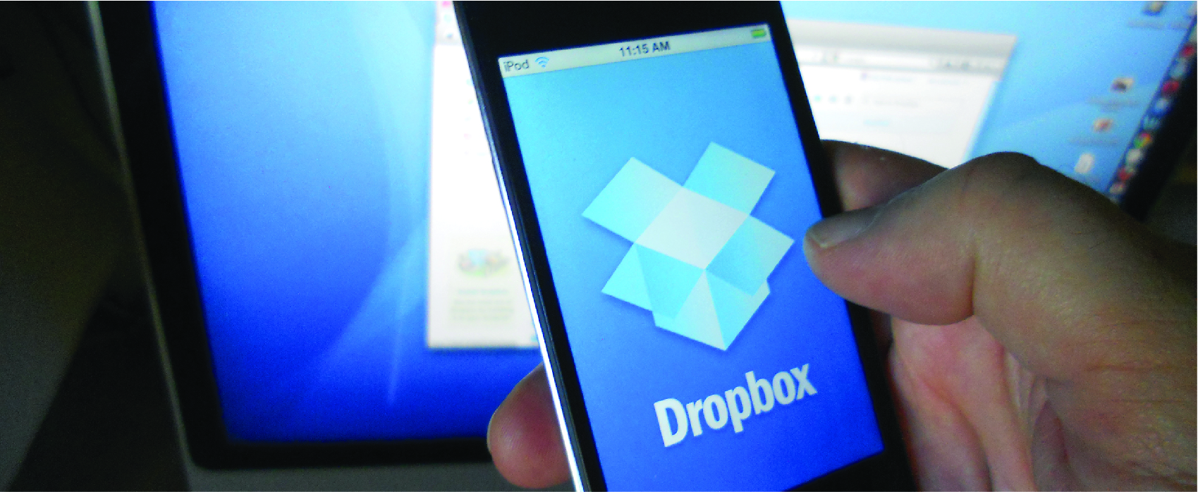 Ljósmynd af farsíma með Dropbox-forritið opið á skjánum.