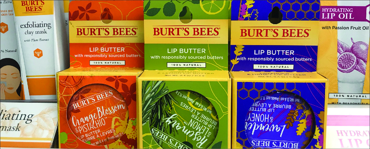 Ljósmynd af vörum frá Burt’s Bees, þar á meðal varasalva, leirmaska sem fjarlægir dauðar húðfrumur og varaolíu.