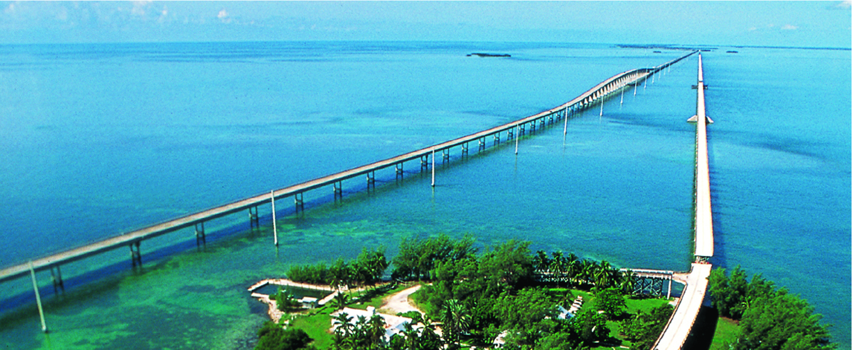 Ljósmynd af brú sem liggur út yfir hafið að Florida Keys-eyjaklasanum.