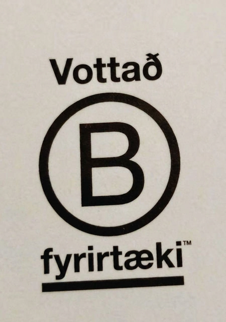 Merki B Corp-vottunar með stórum stafnum B í hring, orðinu Certified fyrir ofan og undirstrikuðu orðinu Corporation fyrir neðan.