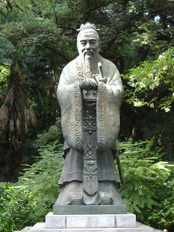 Stytta af Konfúsíusi við Yushima Seido-hofið í Tókýó í Japan. Konfúsíus var kínverskur heimspekingur, skáld og stjórnmálamaður á Vor- og hausttímabilinu.