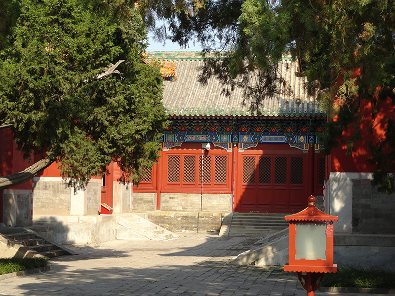 Konfúsíusarhofið í Peking, næststærsta konfúsíaníska hof Kína; stærsta hofið er í fæðingarborg Konfúsíusar, Qufu í Shandong-héraði.