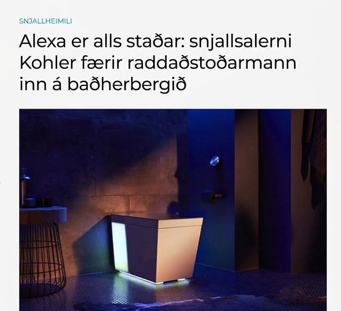 Rétthyrnt salerni við hlið vasks. Fyrirsögnin segir á ensku að Alexa sé alls staðar og að snjallsalerni Kohler færi raddstýrðan aðstoðarmann inn á baðherbergið.