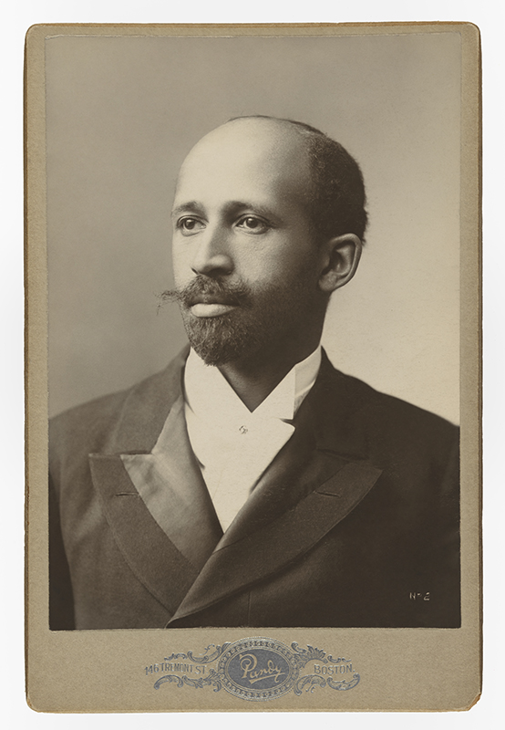 Ljósmynd úr myndveri af W. E. B. Du Bois. Hann er í formlegum jakka og með snyrtilegt skegg og yfirvaraskegg.