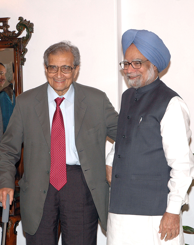 Ljósmynd sýnir Amartya Kumar Sen standa með Manmohan Singh, þrettánda forsætisráðherra Indlands.