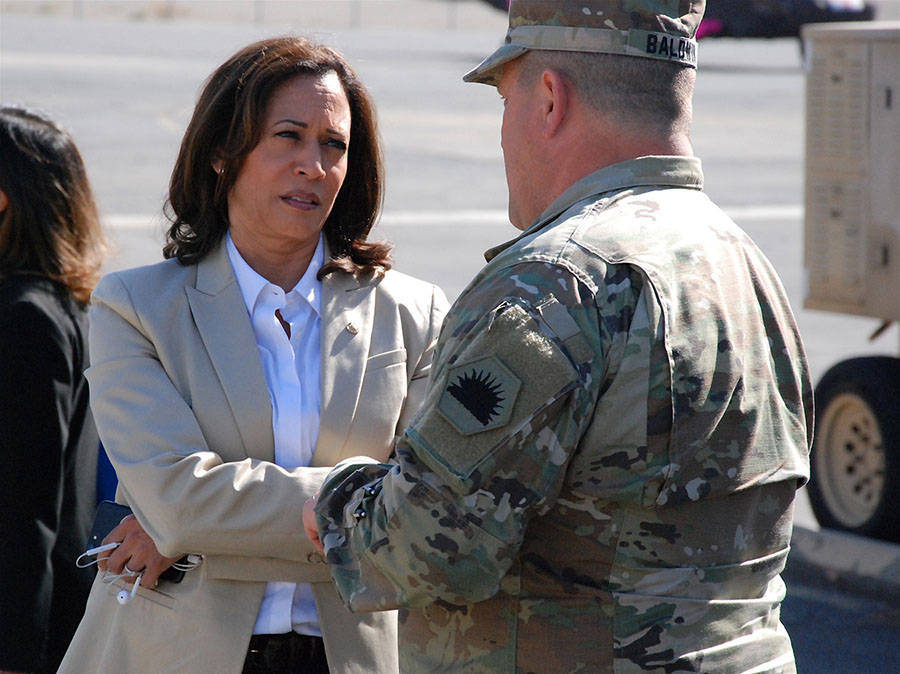 Kamala Harris ræðir við herforingja.
