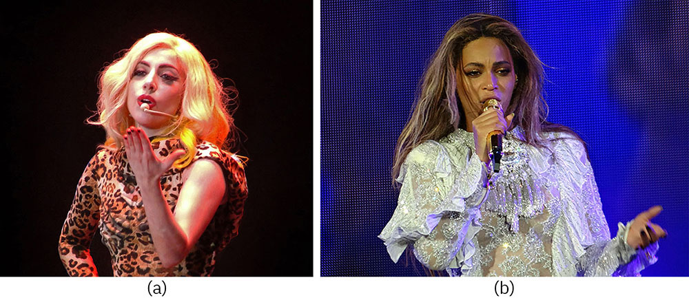 Tvær ljósmyndir sýna Lady Gaga og Beyoncé koma fram á sviði.