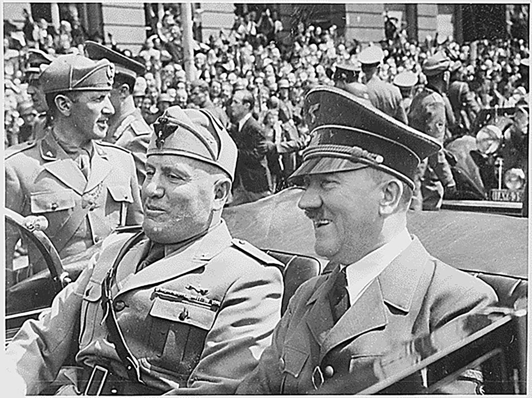 Adolf Hitler og Benito Mussolini sitja saman í bifreið.