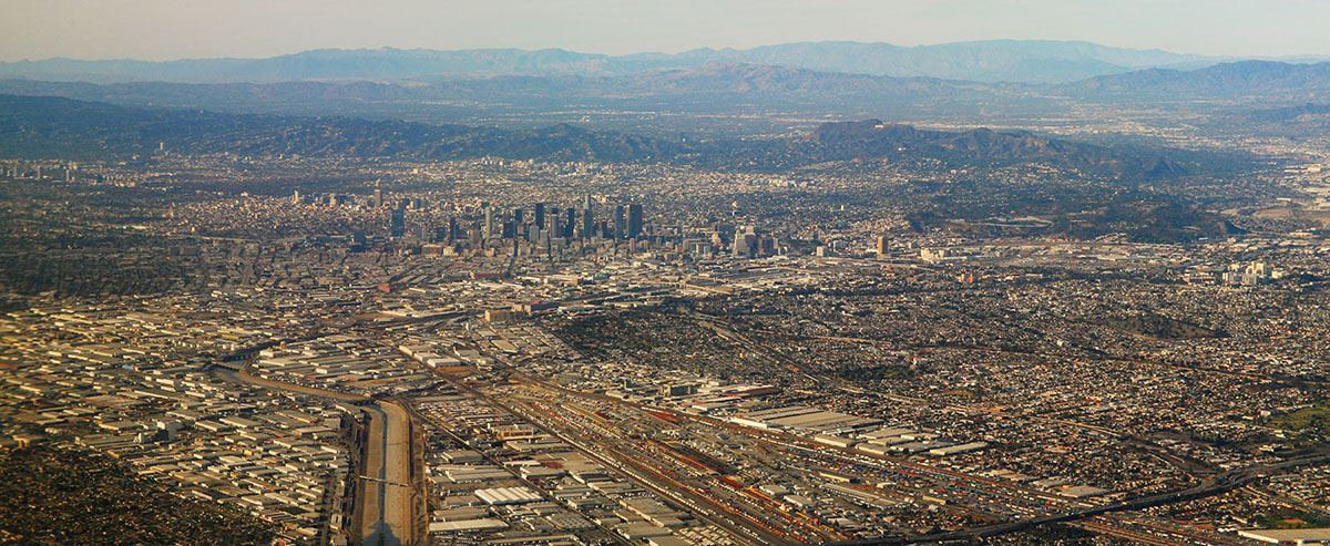 Loftmynd sýnir Los Angeles og nærliggjandi svæði. Byggingar þekja allt hið víðáttumikla svæði sem sést á myndinni.