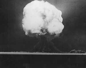 Ljósmynd af sveppaskýi úr Trinity-prófuninni í Nýju-Mexíkó árið 1945.