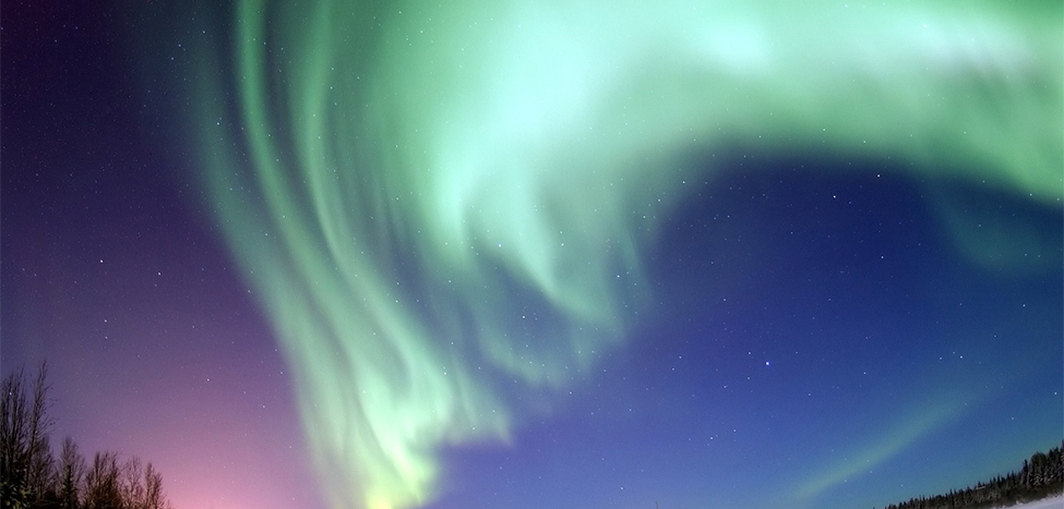 Norðurljós lýsa upp himininn yfir Bear Lake í Alaska.