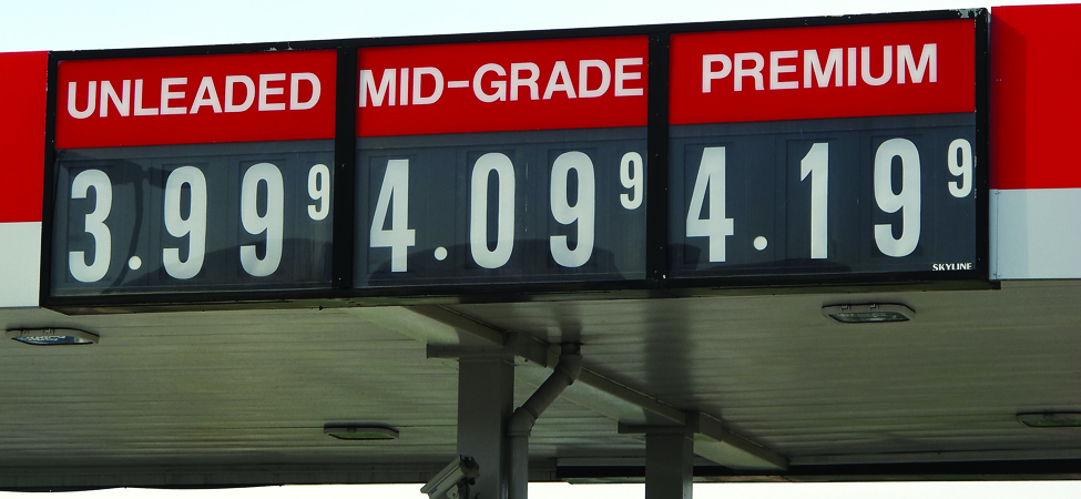 Verðskilti bensínstöðvar er sýnt. Þar er verð á blýlausu bensíni 3.999, bensíni með miðlungs oktantölu 4.099 og úrvalsbensíni 4.199.