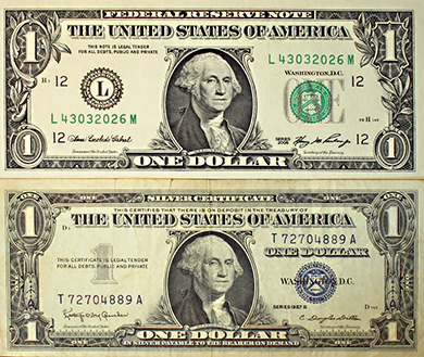 Tveir bandarískir eins dollars seðlar. Efri seðillinn er seðlabankaseðill og ber orðin Legal Tender. Neðri seðillinn er silfurskírteini frá 1957 og ber loforð um greiðslu eins dollars í silfri til handhafa.