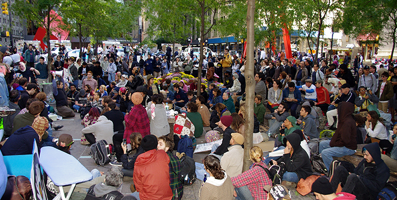 Hundruð mótmælenda taka þátt í Occupy Wall Street-mótmælunum.