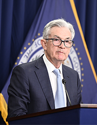 Andlitsmynd af Jerome H. Powell í jakkafötum og með bindi.