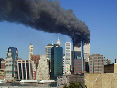 Ljósmynd sýnir World Trade Center-turnana skömmu eftir að tveimur flugvélum var flogið á þá að morgni 11. september 2001. Þykkur svartur reykur stígur upp frá byggingunum.