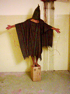 Ljósmynd tengd Abu Ghraib-fangelsinu sýnir bandaríska hermenn og íraska fanga.