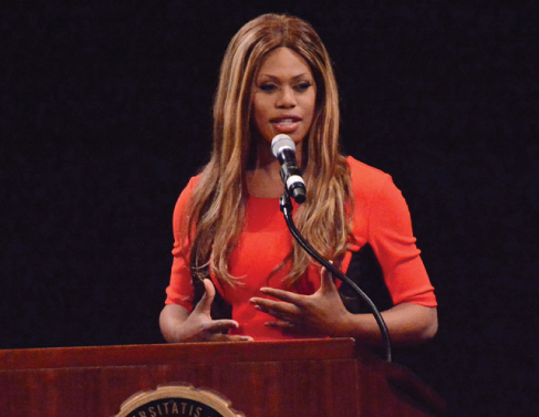 Laverne Cox flytur ræðu.