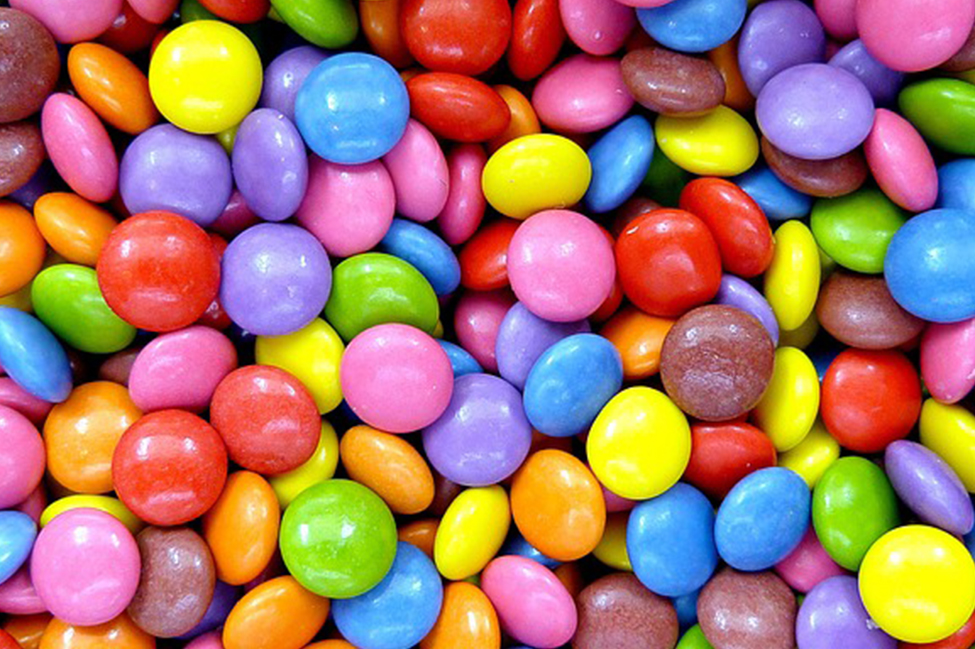 Ljósmynd af M&M-súkkulaðimolum í hrúgu. Molarnir eru rauðir, bláir, grænir, gulir, appelsínugulir og brúnir.