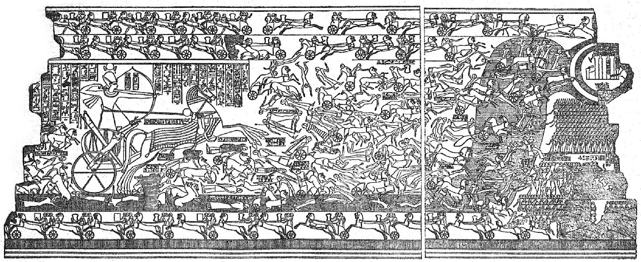 Svart-hvít mynd af óreglulega lagaðri ristumynd er sýnd. Hvítt rof er í myndinni hægra megin, um tvo þriðju hluta leiðarinnar frá vinstri. Orrusta er sýnd í fjórum röðum. Í tveimur efstu, mjóu röðunum sjást stríðsvagnar með ökumönnum, dregnir af hestum sem stefna í báðar áttir. Hestarnir hafa framfæturna á lofti en afturfæturna á jörðinni. Hægra megin í annarri röðinni er dökkur bakgrunnur og nokkrar manneskjur standa hjá hestunum við stríðsvagn. Þriðja röðin er breið og sýnir híeróglýfur efst til vinstri og stóra mynd af hermanni sem heldur á boga og ör og ekur stríðsvagni sem hestur dregur. Hesturinn ber háan, skrautlegan höfuðbúnað og klæði þar fyrir neðan. Annars staðar í röðinni sjást manneskjur, hestar og stríðsvagnar stefna í allar áttir, á ferð, fallandi, liggjandi á jörðinni og standandi. Hægra megin verður bakgrunnurinn dökkur og þar halda hinar ýmsu stellingar áfram, uns við taka margar raðir smárra manneskja sem standa snyrtilega í beinum röðum. Í neðstu röðinni sjást aftur stríðsvagnar, hestar og manneskjur úr fyrstu tveimur röðunum, en þau stefna öll til vinstri. Röðin endar hægra megin á dökkum bakgrunni. Neðst á myndinni eru röndóttar og dökkar skrautlínur.