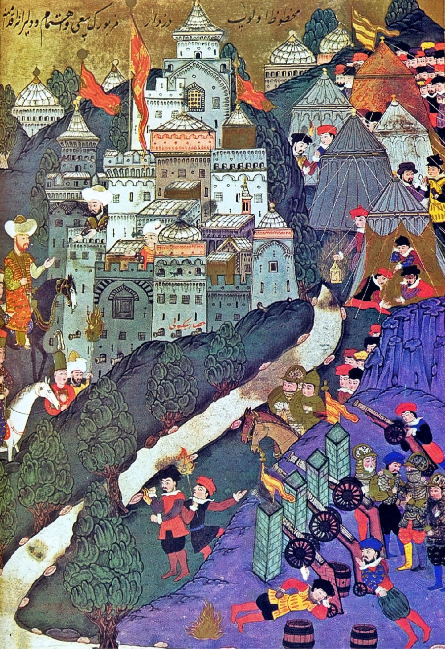 Litrík mynd sýnir orrustu í borg meðal hæða. Efst til vinstri standa margar þéttbyggðar byggingar í ýmsum brúnum, bláum, hvítum og rauðum litum. Sumar eru með hvolfþök, aðrar með helluþök og enn aðrar með odda eða skörð efst. Rauðir fánar blakta á stöngum á þremur byggingum. Tvær óeðlilega stórar manneskjur með hvíta vefjarhetti gægjast fram undan nokkrum byggingum. Fallbyssur standa út um glugga neðri bygginganna. Dökkblátt fjall rís á bak við borgina og fjórar hvítar byggingar með hvolfþök sjást handan fjallanna. Hægra megin við borgina standa fimm flögugrá og appelsínugul tjöld, fest með hvítum köðlum og með gylltu skrauti efst. Umhverfis þau eru manneskjur í höttum og litríkum klæðum. Gylltur fáni blaktir á stöng meðal hópsins aftan við fjærsta tjaldið. Vinstra megin við borgina eru tveir mjög stórir menn á hestum, klæddir ríkulega skreyttum síðum kyrtlum og stórum höttum. Tveir aðrir menn með háa hatta og kyrtla standa fyrir framan hestana; annar heldur á hárri logandi stöng. Fyrir framan þá eru blá fjöll, græn tré og síðan á. Hægra megin við ána ríða tveir menn í grænum brynjum og hjálmum en sex litríkir, hattprýddir menn fela sig handan þeirra á bak við hlíðina. Fyrir framan knapana standa tveir menn í rauðum, svörtum og hvítum klæðum með vopn og logandi stöng. Neðst til hægri í forgrunni eru fjórir steinturnar og gylltur fáni blaktir á þeim eina. Milli turnanna eru þrjár fallbyssur og sú fjórða efst til hægri. Ýmsar manneskjur í litríkum klæðum og brynjum standa eða liggja umhverfis fallbyssurnar og beina þeim að borginni.
