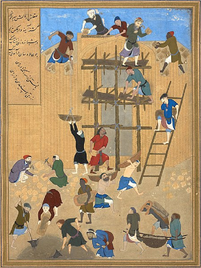 Teikning sýnir menn reisa byggingu. Efst sést blár himinn yfir veggjunum og vinstra megin er lóðrétt ljós drapplitað spjald með fornu svörtu letri. Veggur drapplitaðrar byggingar hefur lóðréttar línur og grátt bogadregið op í miðju. Framan við dyrnar er brúnn vinnupallur; maður á efsta palli heldur á verkfæri og múrsteini og horfir niður, en maður á næsta palli heldur í hliðarbita. Á þakinu leggja tveir menn múrsteina og maður hægra megin réttir þeim steina. Vinstra megin sígur karfa í reipi niður til manns sem stendur á jörðinni með útrétta arma. Stigi er hægra megin við pallinn og maður klifrar niður með ferhyrndan hlut. Við pallinn stendur maður með ferhyrndan hlut við hlið sér. Fremst vinna menn ýmis verk: tveir höggva stein, tveir grafa, einn beygir sig með ferhyrndan hlut nærri, fimm bera hluti á baki eða í örmum og tveir bera steina á börum. Mennirnir eru í lausum einlitum skyrtum eða berir að ofan, hnésíðum buxum, með túrbana, höfuðklúta, belti eða húfur; allir nema einn eru berfættir. Húðlitur þeirra er mismunandi og sumir eru með skegg.