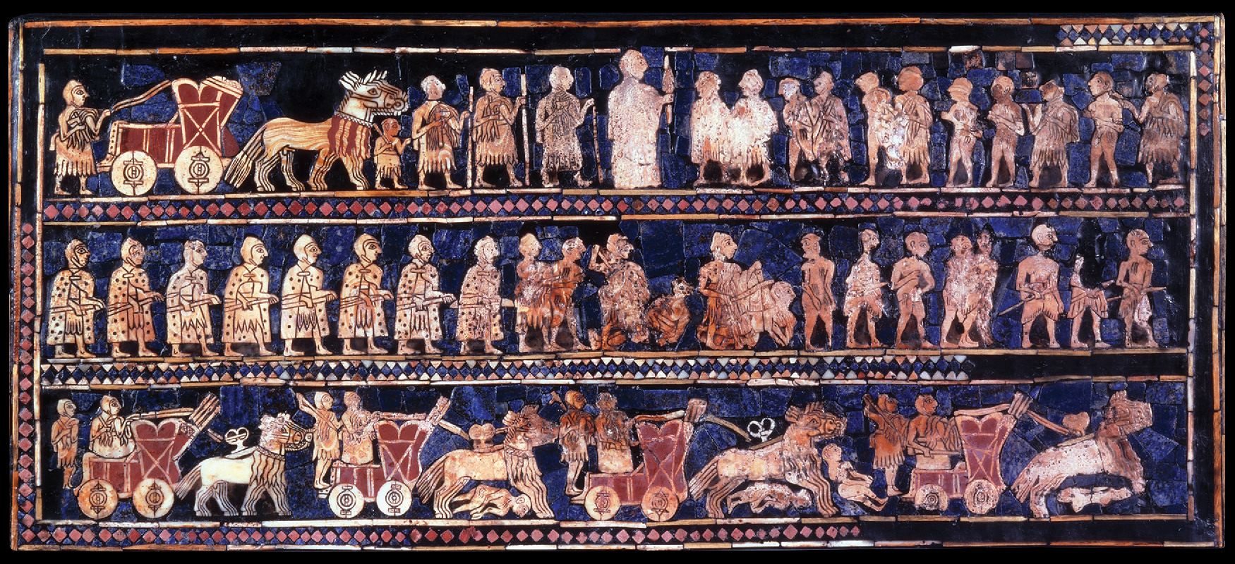 Sýnt er mósaíkskreytt listaverk. Því er skipt í þrjár raðir og í hverri þeirra er rautt, gulllitað og svart myndefni á grunni úr dökkbláum flísum. Í efstu röðinni sést, frá vinstri, maður í skikkju með hjálm á höfði. Hann heldur á öxi í hægri hendi. Hann heldur um tauma rauðs og gulllitaðs stríðsvagns með stórum skreyttum hjólum sem er fyrir framan hann. Fjórir hestar með rauða borða um hálsinn ganga í röð fyrir framan stríðsvagninn. Lágvaxinn maður í lendaskýlu og með vopn um öxl stendur fyrir framan hestana, undir höfðum þeirra. Fyrir framan hann eru fjórir menn klæddir eins og fyrsti maðurinn, í síðum skikkjum, með axir og göngustafi í höndum og snúa til hægri; hver þeirra er hærri en sá á undan. Myndin af manninum lengst til hægri er mjög máð. Hann heldur á löngum staf og snýr að ellefu manneskjum sem standa andspænis honum. Mannsmyndirnar eru mismikið máðar en sjá má að flestir eru í skikkjum, sumir eru naktir og enginn er í skóm. Í miðröðinni sjást átta hermenn í síðum skikkjum, með skikkjuslár alsettar svörtum doppum og hjálma; þeir snúa til hægri og halda á löngum stöfum. Tvær máðar mannsmyndir standa til hægri og horfa á þegar hermaðurinn fyrir framan þær heldur löngum hnífi yfir máðri mynd fallinnar manneskju. Næsti maður heldur á löngum staf og klæðum í höndunum fyrir ofan manneskju sem liggur á jörðinni með krosslagða handleggi. Fimm næstu manneskjur eru naktar og ganga áfram, snúa sitt á hvað og hafa handleggina niður með síðum. Sumar þeirra eru mjög máðar. Fyrir framan þær ganga þrír hermenn til hægri, hver með sverð sér við hlið; aðeins neðri helmingur þess í miðjunni sést. Í neðstu röðinni sést hermaður í stuttri skikkju og með hjálm; hann snýr til hægri og stendur ofarlega í röðinni. Fyrir framan hann eru fjórir rauðir og gulllitaðir stríðsvagnar, hver þeirra dreginn af fjórum hestum með borða um hálsinn. Á fyrsta stríðsvagninum er einn ökumaður en á hinum þremur eru tveir á hverjum; allir eru þeir hermenn í skikkjum og með hjálma og vopn. Undir hestunum við annan, þriðja og fjórða stríðsvagninn liggur nakinn líkami á jörðinni og einn til viðbótar sést falla fyrir framan þriðja stríðsvagninn. Myndirnar verða máðari eftir því sem lengra dregur til hægri. Umgjörð raðanna er gerð úr ferköntuðum flísum í fölrauðum, hvítum og fölgulum litum ásamt bláum flísum.