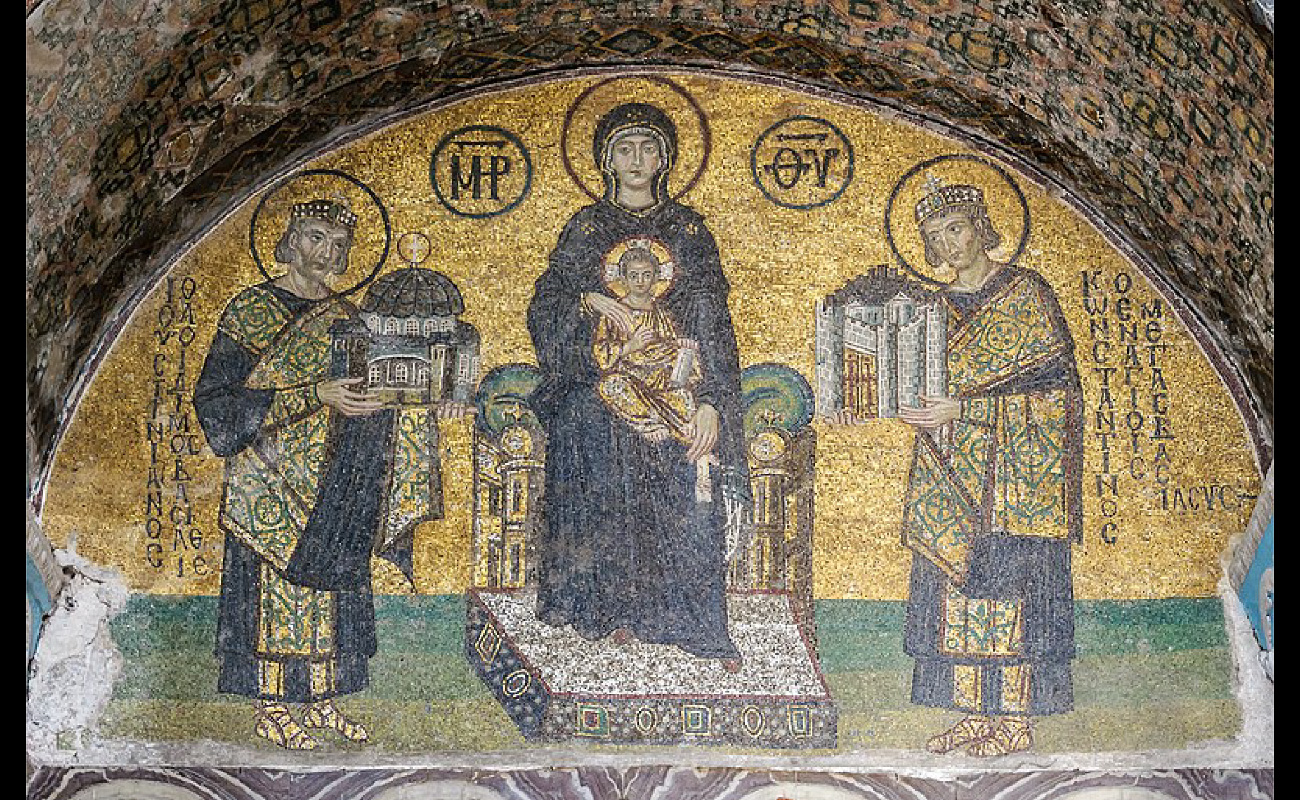 Listaverkið sýnir fjórar persónur, hverja með geislabaug um höfuðið. Til vinstri heldur Justinianus keisari á smækkaðri byggingu. Til hægri heldur Konstantínus keisari á annarri smækkaðri byggingu. Í miðjunni heldur María Jesúbarninu í kjöltu sér.