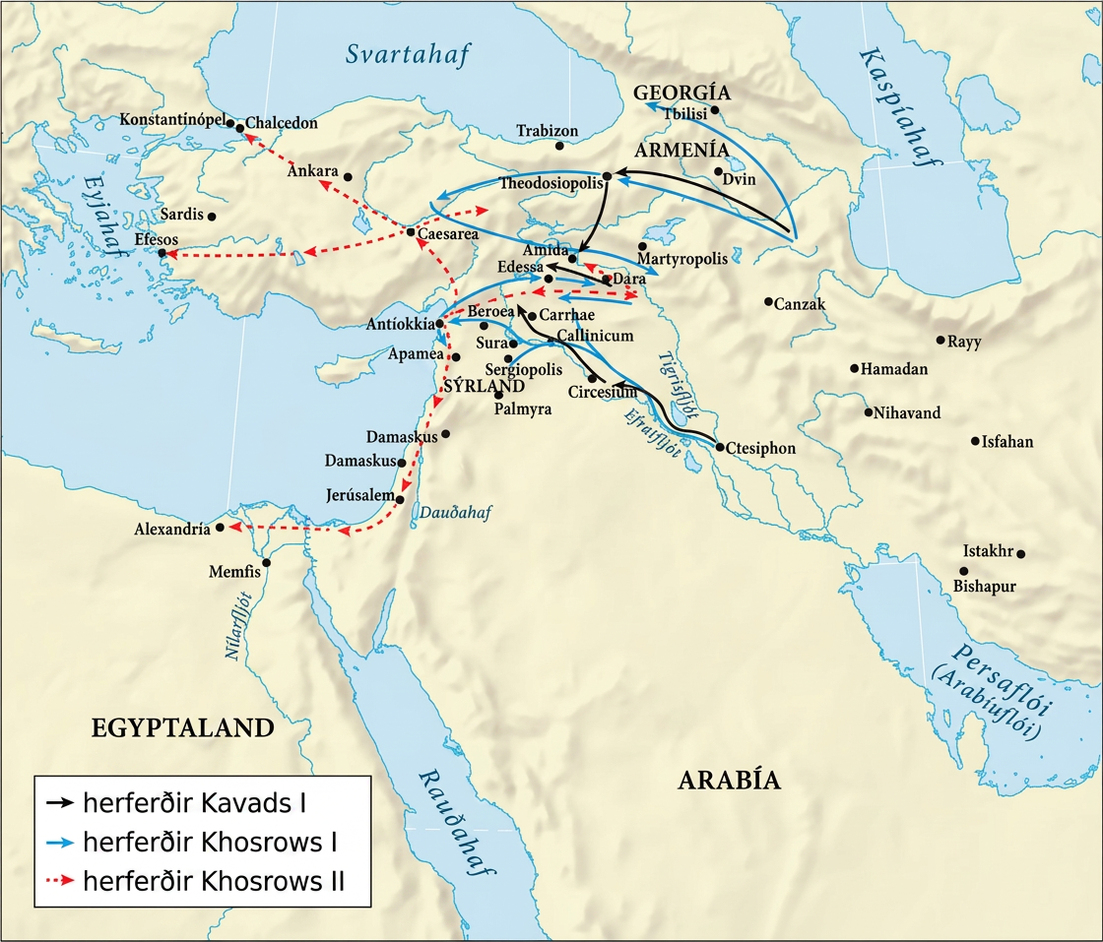 Kort sýnir norðausturodda Egyptalands, Arabíu og landsvæðið norður að Svartahafi, með Kaspíahaf í austri og Eyjahaf í vestri. Persaflói (Arabíuflói) er í suðaustri og Rauðahaf í suðvestri. Svartar örvar merktar „herferðir Kavads I“ liggja frá svæði suðaustan Dvin í Armeníu vestur til Theodosiopolis og suður til Amida, frá Dara vestur til Edessa og frá Ktesifon við Tígris norður með Efrat um Circesium og Callinicum og norður fyrir Carrhae. Bláar örvar merktar „herferðir Khosrows I“ liggja frá sama svæði annars vegar norðvestur fram hjá Tbilisi í Georgíu og hins vegar til Theodosiopolis, vestur nærri Caesarea, austur fram hjá Amida og suður fyrir Martyropolis. Fleiri bláar leiðir liggja frá Dara og Antíokkíu um Edessa og frá Ktesifon með Efrat um Circesium, Callinicum, Sergiopolis í Sýrlandi, Sura, Beroea, Antíokkíu og Apamea. Rauðar brotalínur merktar „herferðir Khosrows II“ hefjast allar í Antíokkíu. Ein liggur til Caesarea og greinist þaðan austur, norður fram hjá Ankara til Kalkedón og vestur til Efesos við Eyjahaf. Önnur liggur um Dara og Amida og sú þriðja suður um Apamea, Damaskus, Caesarea, Jerúsalem og vestur til Alexandríu.