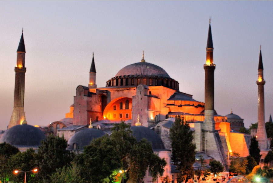 Ljósmyndin sýnir Hagia Sophia í rökkri. Umhverfis hana standa fjórar háar mínarettur.