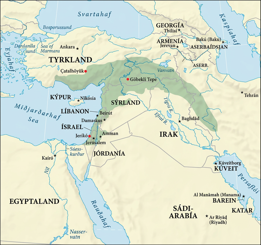 Kort sýnir land með fölgulum lit og vatn með bláum. Ártalið „7500 BC“ stendur neðst hægra megin. Svartahaf er í norðvestri, Miðjarðarhaf í vestri, Kaspíahaf í norðaustri, Rauðahaf í suðvestri og Persaflói í suðaustri. Nílarfljót er merkt vestarlega og Efrat fyrir miðju. Í norðri stendur „Caucasus“, vestan til neðan Svartahafs „Anatolia“, sunnan Miðjarðarhafs „Egypt“ og í mið-austurhlutanum „Mesopotamia“. Dökkgræn, öfug U-laga lína liggur frá stað rétt sunnan Jeríkó við Miðjarðarhaf, upp um Huleh, sem er merkt með svörtum ferningi, norður um Göbekli Tepe, sem einnig er merkt með svörtum ferningi, norðaustur um Cayonu og síðan suður fram hjá Zeribar, sem er merkt með rauðum ferningi, og endar rétt sunnan Ganj Dareh, sem einnig er merkt með rauðum ferningi. Svæðið umhverfis línuna og lítið eitt norðvestan hennar er ljósgrænt með rauðum jaðri. Innan þess eru, frá vestri til austurs, Gatalhoyuk, Jerf el Ahmar, Nevali Cori, Hallan Cemi, Shanidar, Tell Mureybit, Abu Hureyra, Jarmo, Zeribar, Tell Aswad, Ain Ghazal og Ali Kosh merkt með rauðum ferningum, en Asikli Hoyuk og Enyan með svörtum. Í suðvesturhorninu eru Elkab, Bir Kiseiba og Nabta Playa merkt með svörtum ferningum. Lítið svæði norðan Miðjarðarhafs er grænstrikað og þar er Hacilar merkt með rauðum ferningi. Á Kýpur í Miðjarðarhafi er Parekklishia-Shillourokambos merkt með rauðum ferningi.