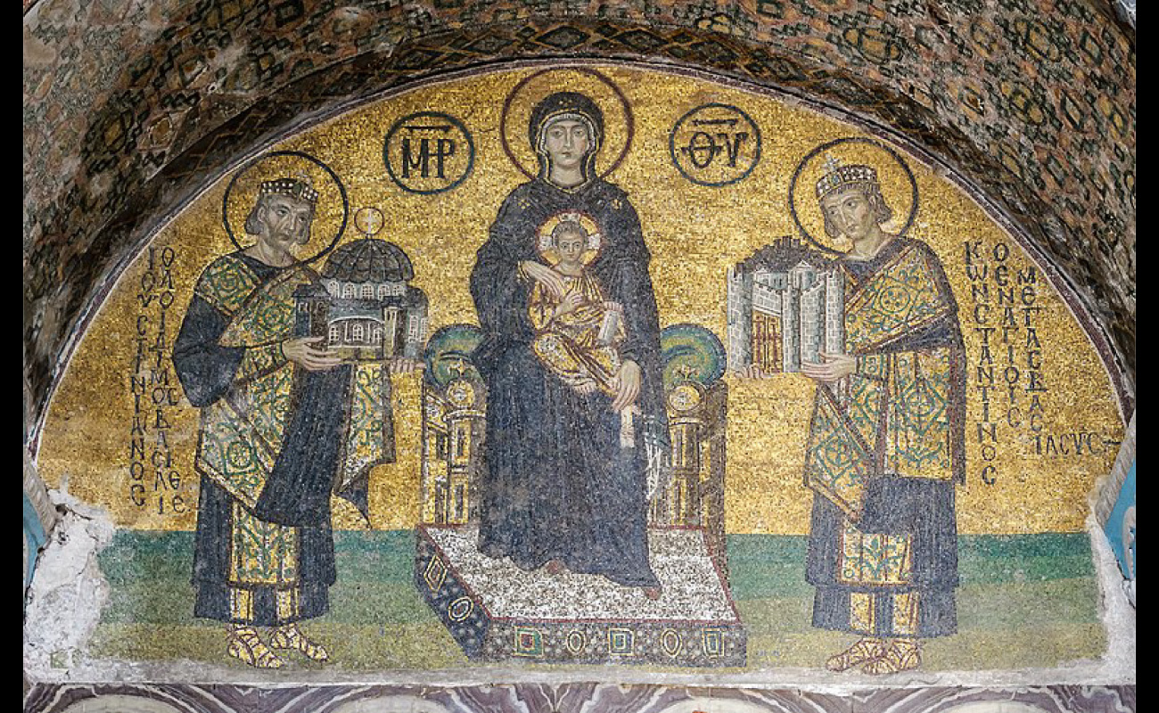 Listaverkið sýnir fjórar persónur, hverja með geislabaug um höfuðið. Til vinstri heldur Justinianus keisari á smækkaðri byggingu. Til hægri heldur Konstantínus keisari á annarri smækkaðri byggingu. Í miðjunni heldur María Jesúbarninu í kjöltu sér.