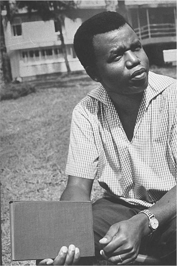 Ljósmynd af Chinua Achebe.